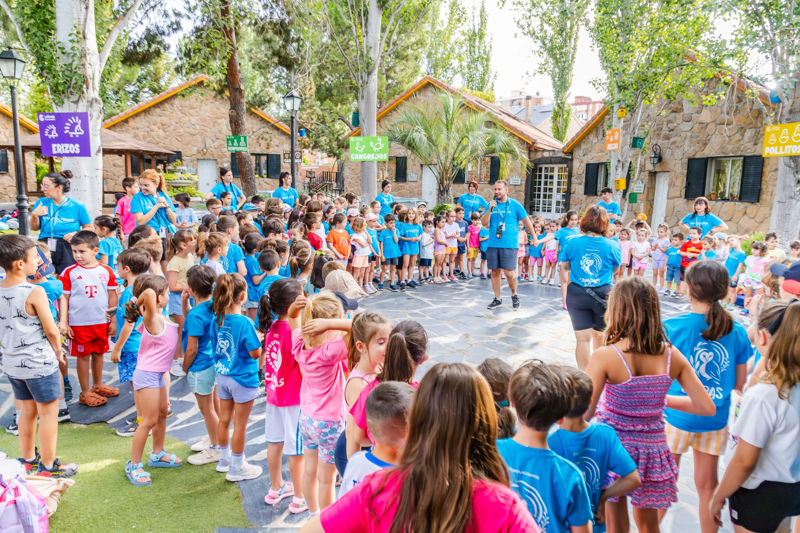 Grupo grande de niños y monitores reunidos en la plaza de La Granja de los Cuentos
