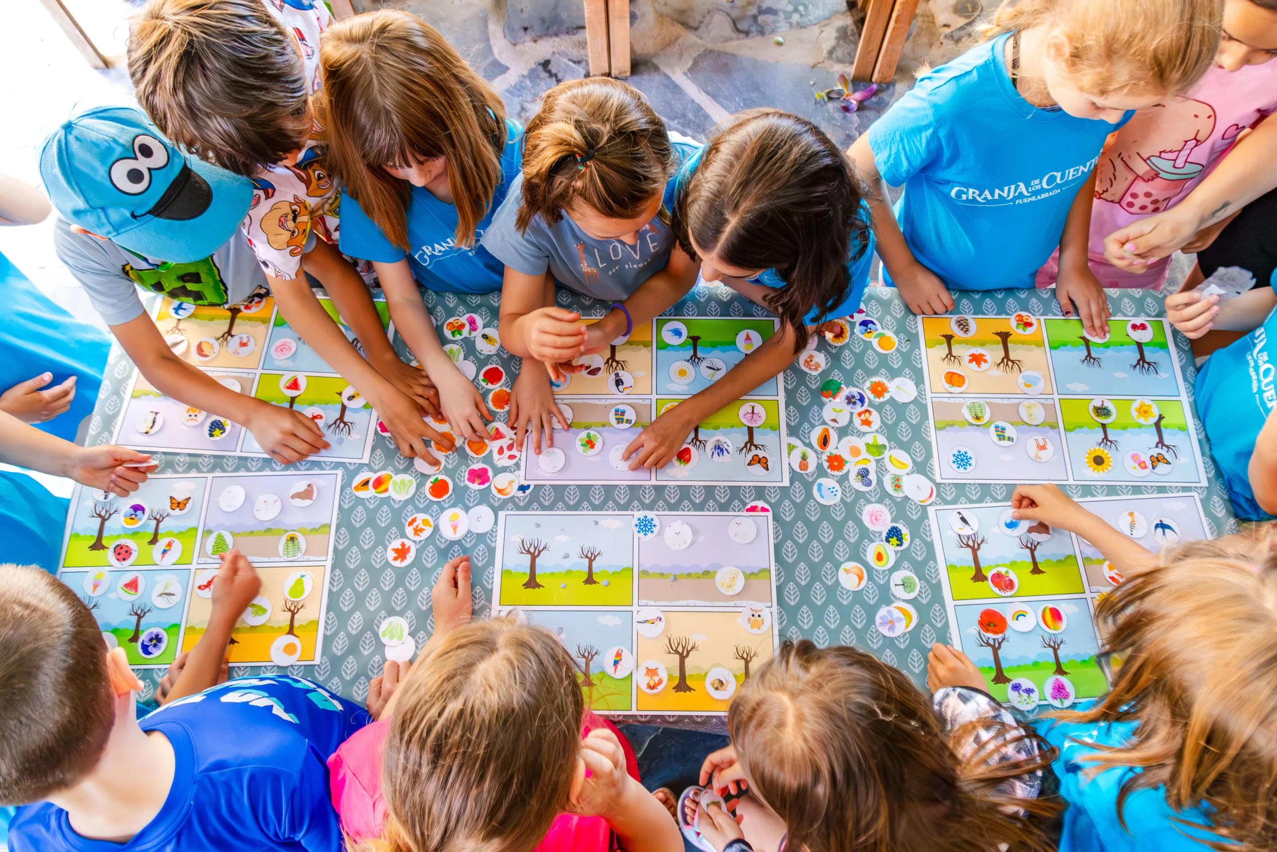 Niños participan en un juego educativo en mesa en La Granja de los Cuentos