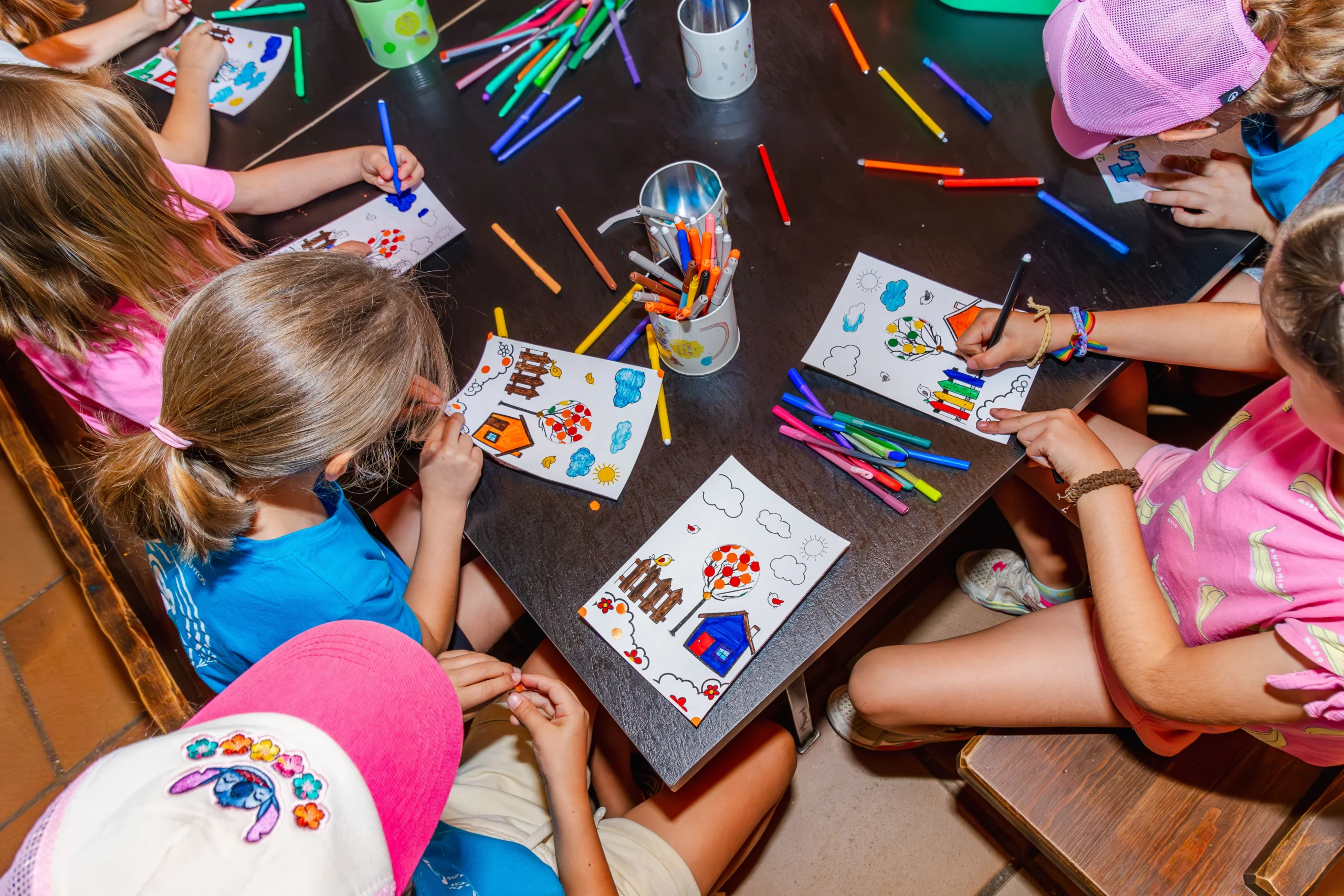 Niños dibujan y colorean en un taller en La Granja de los Cuentos