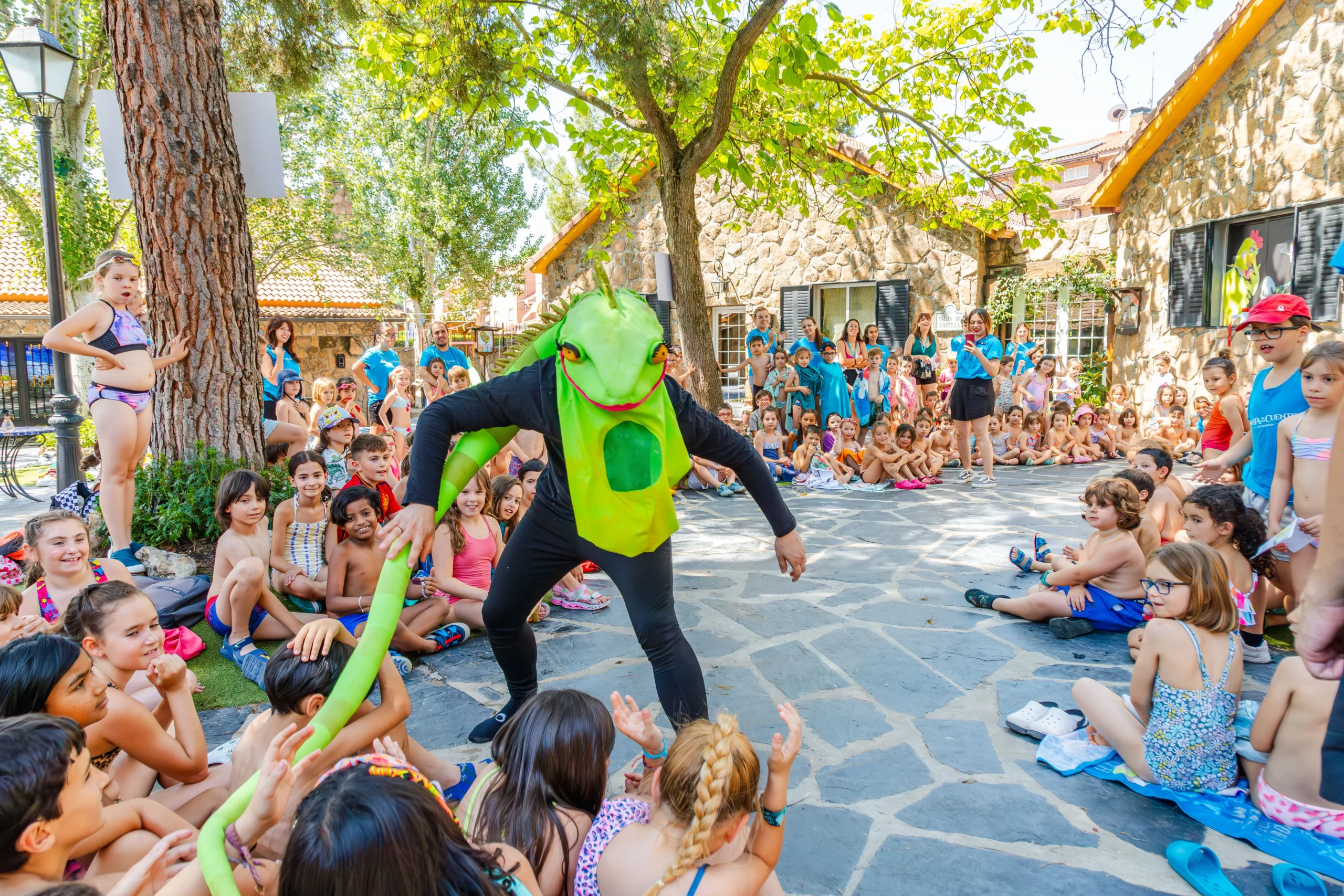 Animación con disfraz en la plaza con niños en La Granja de los Cuentos