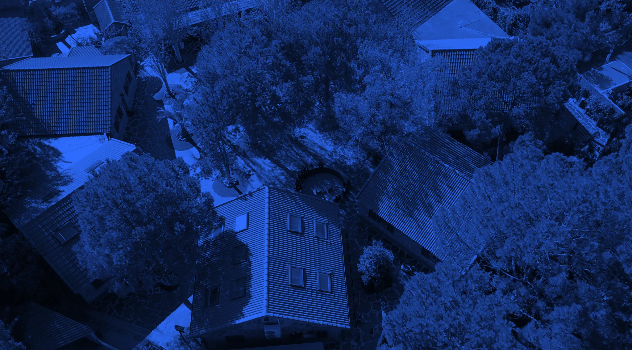 Vista aérea de las instalaciones de La Granja de los Cuentos rodeadas de árboles.