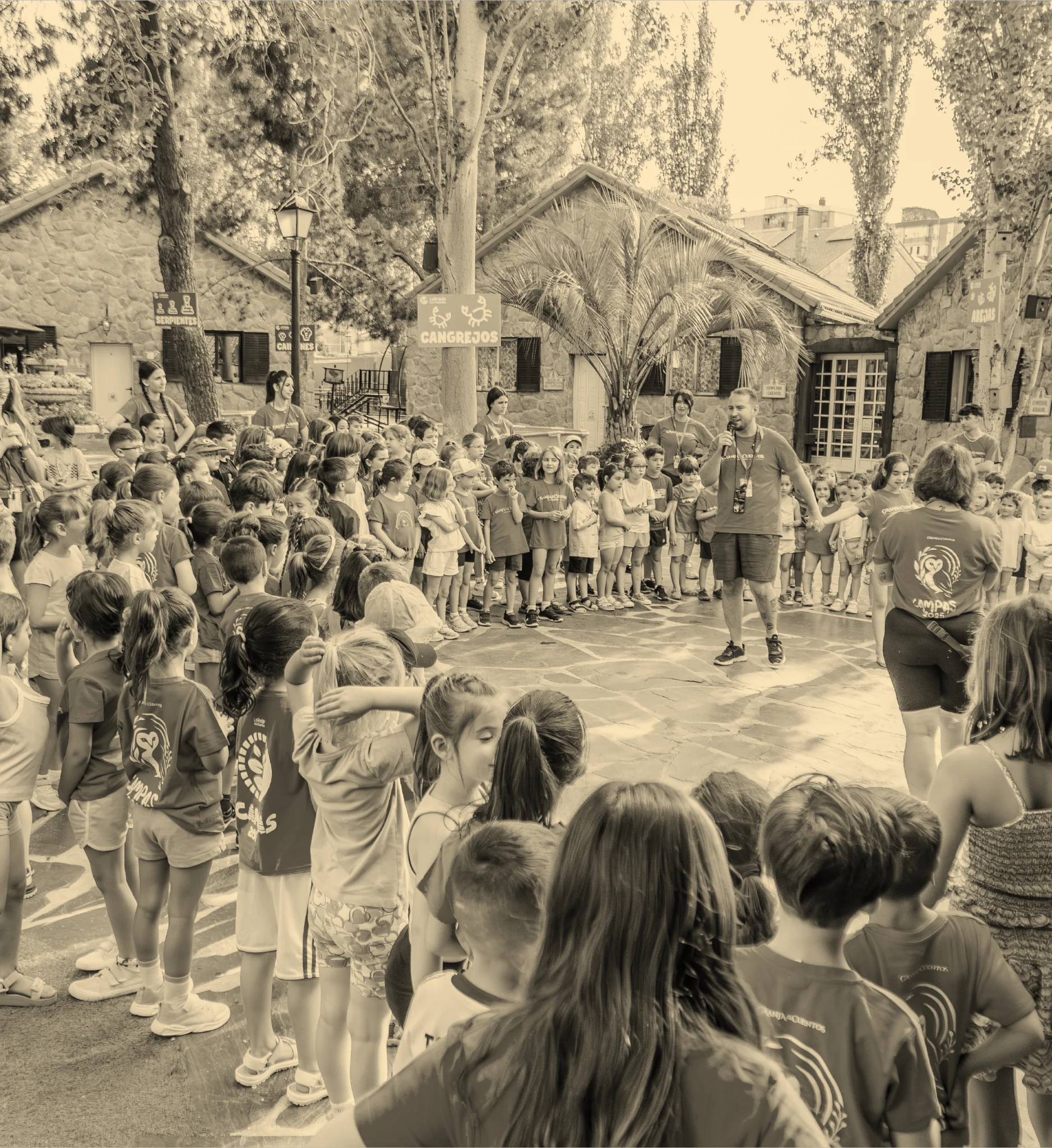 Monitores organizando a un grupo grande de niños en el patio de La Granja de los Cuentos.
