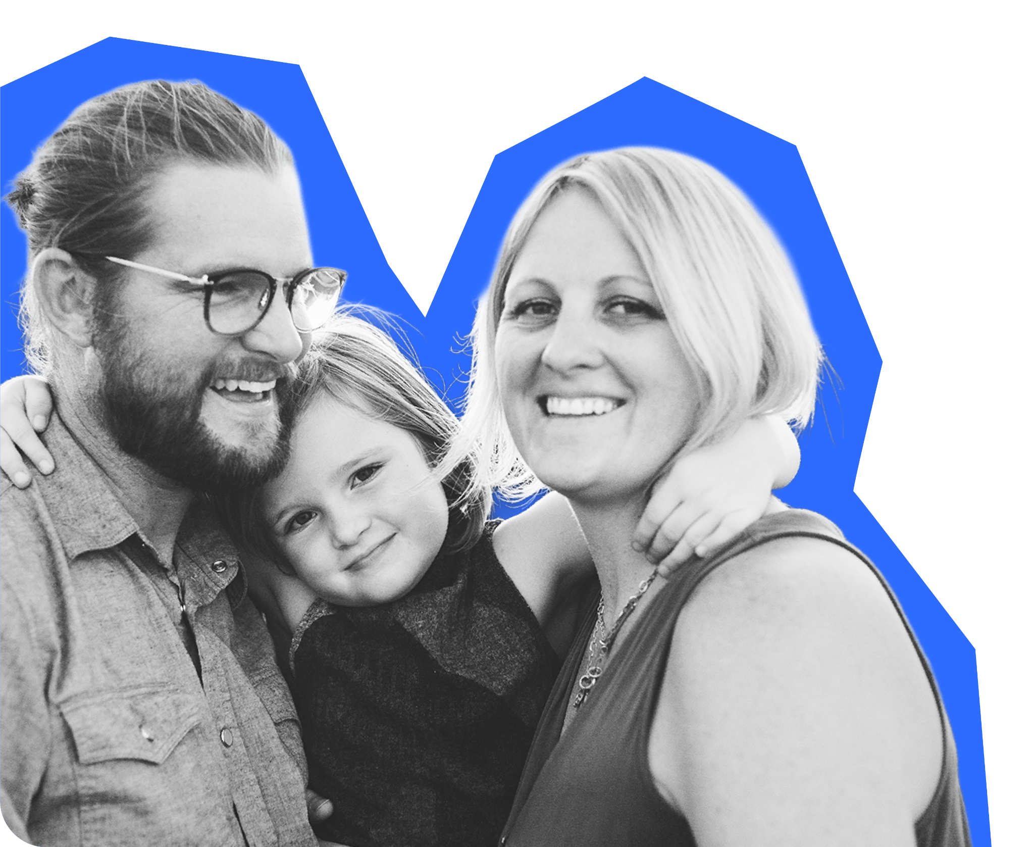 Familia abrazada y sonriendo, imagen representativa de experiencias en familia en La Granja de los Cuentos.